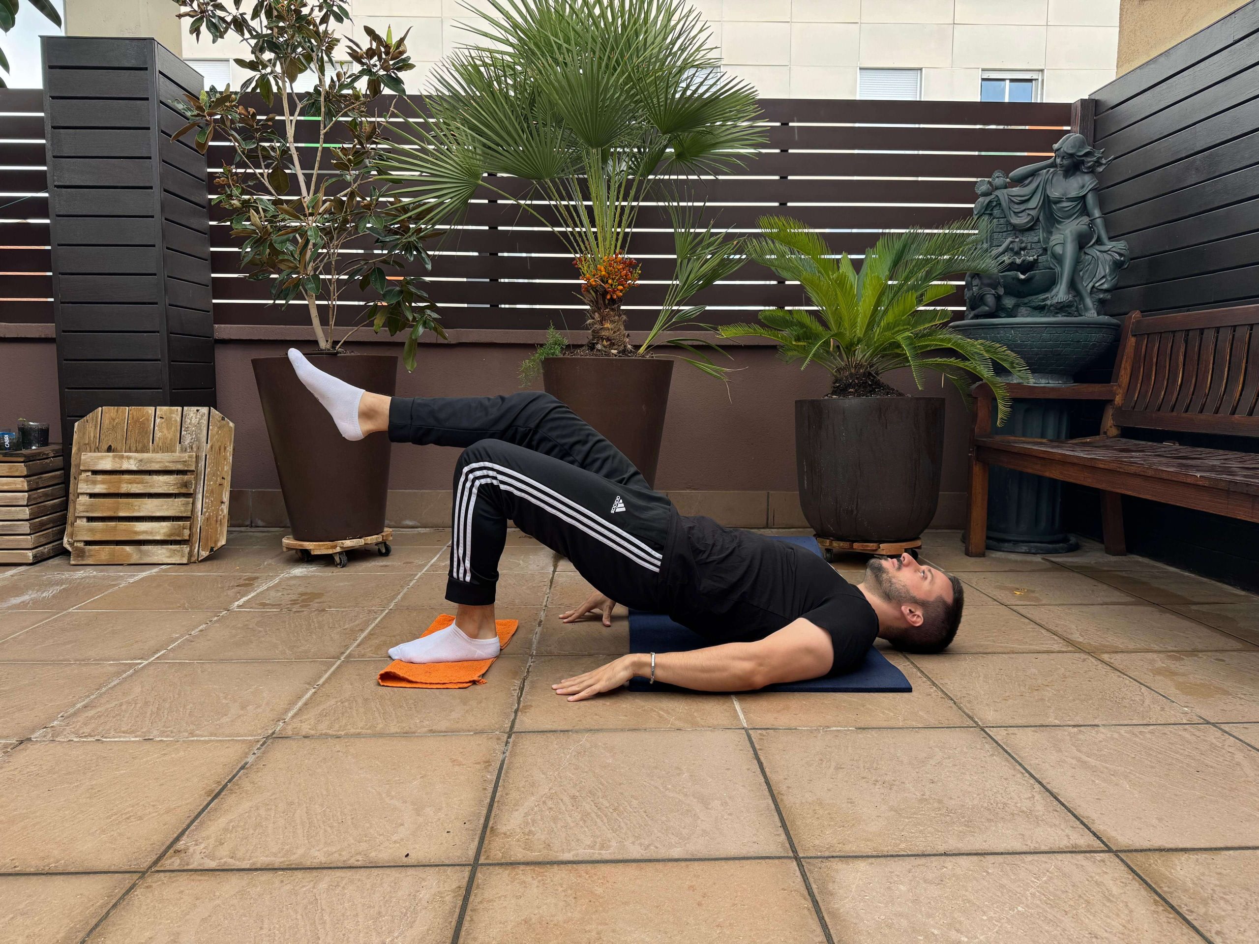 Ejercicio de isquio con toalla