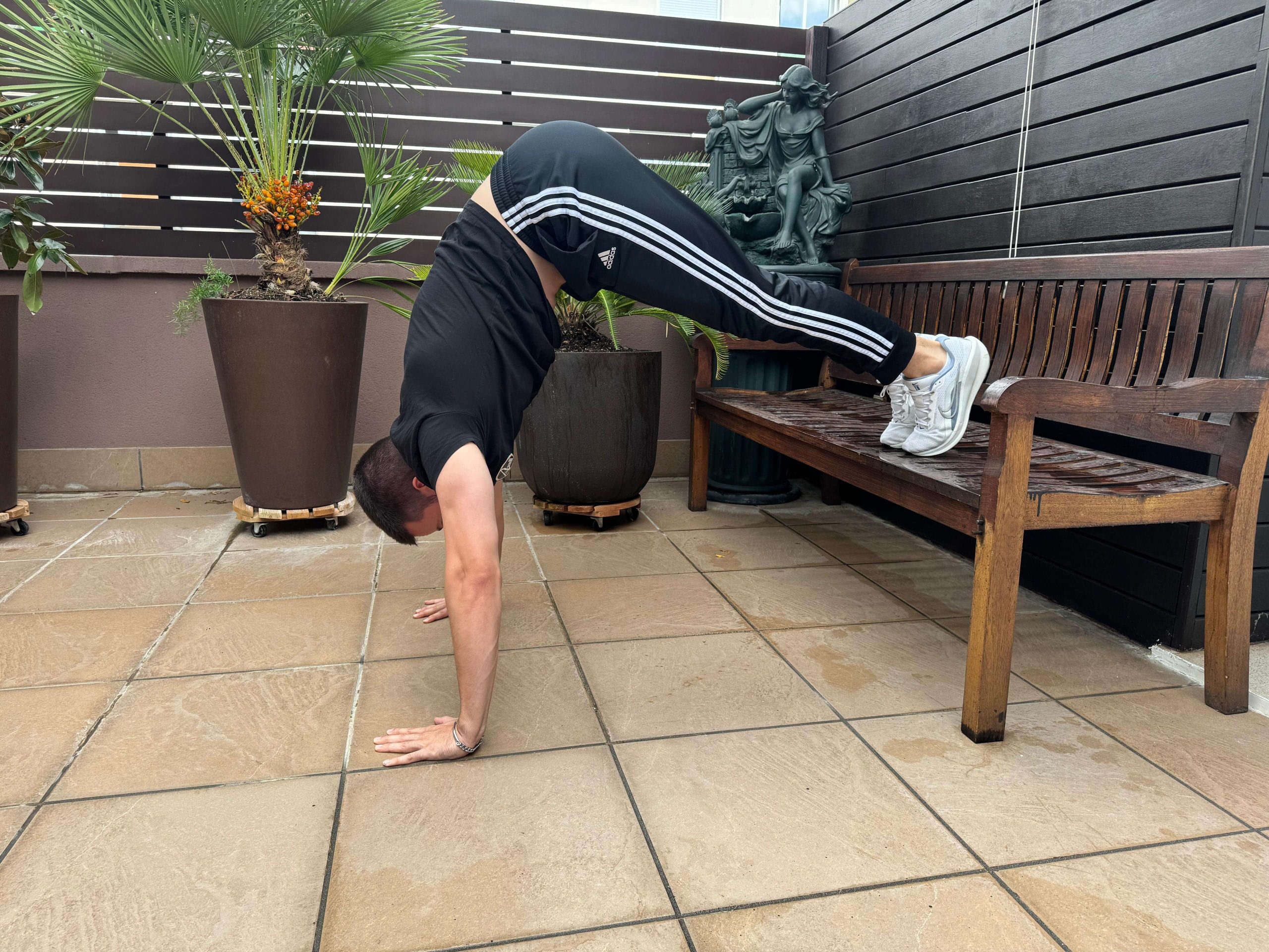 Pike push ups piés elevados